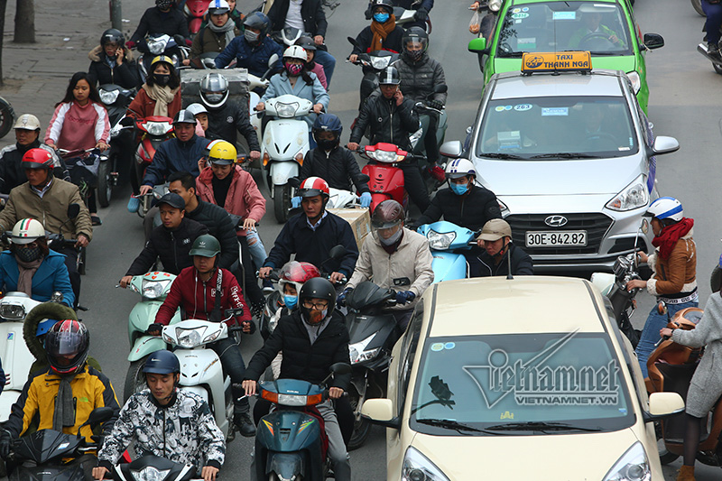 Tắc khủng khiếp giữa trưa từ ngõ ra đường lớn Hà Nội